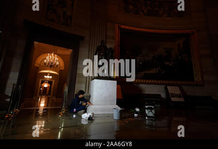 Washington, United States. Nov, 2019 19. Ein Arbeiter reinigt eine Statue von Präsident George Washington in der Rotunde des U.S. Capitol in Washington, DC, am Dienstag, 19. November 2019. Foto von Kevin Dietsch/UPI. Quelle: UPI/Alamy leben Nachrichten Stockfoto