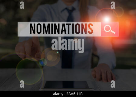 Schreiben Hinweis Nominierungen angezeigt. Business Konzept für den Akt der offiziell vorschlagen jemand für einen Job oder Position Stockfoto