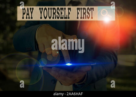 Text Zeichen, Zahlen Sie sich zuerst. Business Foto text Sparen für die Zukunft beiseite setzen sie einen Teil ihres Einkommens Stockfoto