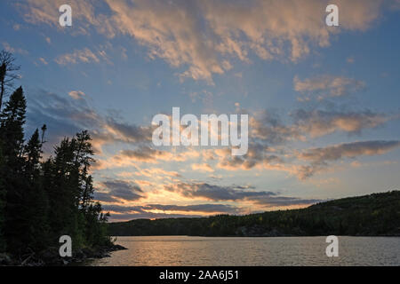 Ruhiger Abend im North Woods auf Messer See in Quetico Provincial Park in Ontario Stockfoto