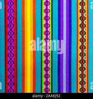 Platz Foto von traditionellen Anden Textil auf der lokalen Kunst- und Handwerkermarkt in Cusco, Peru. Diese Textilien sind in Bolivien, Peru und Ecuador gefunden. Stockfoto