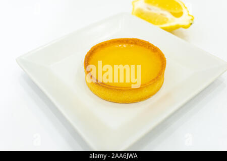 Lemon Quark Torte auf dem Teller. Zu Hause frisch gebackene Lebensmittel. Weißer Hintergrund, kein Mensch. Leere Platz für Text. Stockfoto