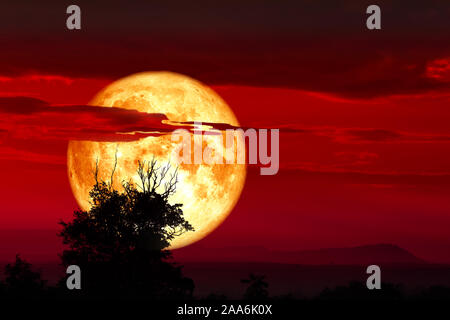 Blut Mond auf Nacht Red Sky zurück silhouette Berg, Elemente dieses Bild von der NASA eingerichtet Stockfoto