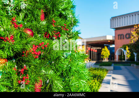 Close Up. Geschmückten Weihnachtsbaum. Verschwommen Macy s store Fassade in der gehobenen Stanford Shopping Center - Palo Alto, CA, USA - November, 2019 Stockfoto