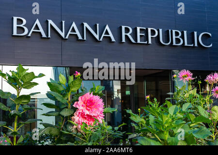 Dahlia Blumen blühen vor Banana Republic clothing Chain Store in der gehobenen outdoor Einkaufszentrum - Palo Alto, CA, USA - November, 2019 Stockfoto