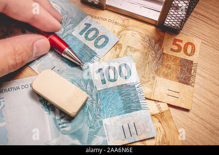 Brasilianische Währung. Geld auf dem Holztisch in hundert und fünfzig reais Banknoten. Stockfoto