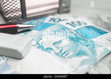 Real-brasilianischen Währung. Rund 100 Reais Rechnungen auf einen Tisch. Stockfoto