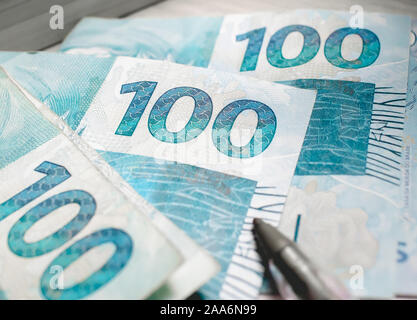 Real-brasilianischen Währung. Rund 100 Reais Rechnungen auf einen Tisch. Stockfoto