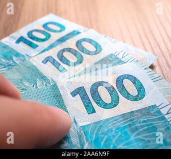 Brasilianische Währung. Mann spielt Dreihundert echten Rechnungen. Stockfoto
