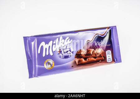 Eine Bar von Milka Mondelez Milch Alpenmilch Schokolade mit der lila Kuh, Winter, Schnee Stockfoto