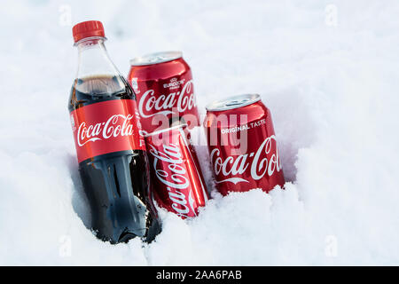 Classic Coca Cola Flasche, kann, Leben, NULL, Kirsche, Zuckerfrei, Coca-Cola Company ist die beliebteste Marktführer für kohlensäurehaltige Softdrinks, Winter, Schnee Stockfoto