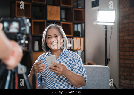 Frau vlogger ein Video für Ihren Blog über das Smartphone Stockfoto