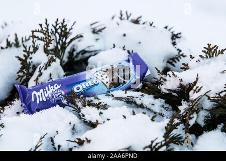 Milka und Oreo zwei Pralinen in einer Bar Stockfoto