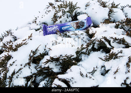 Milka und Oreo zwei Pralinen in einer Bar Stockfoto