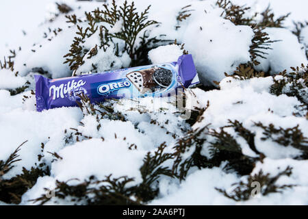 Milka und Oreo zwei Pralinen in einer Bar Stockfoto