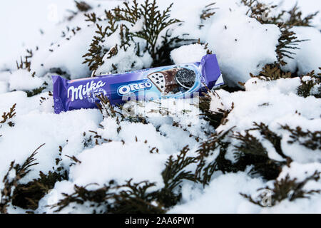 Milka und Oreo zwei Pralinen in einer Bar Stockfoto