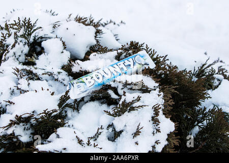 Bounty Schokolade, draußen, Winter, Schnee, Stockfoto