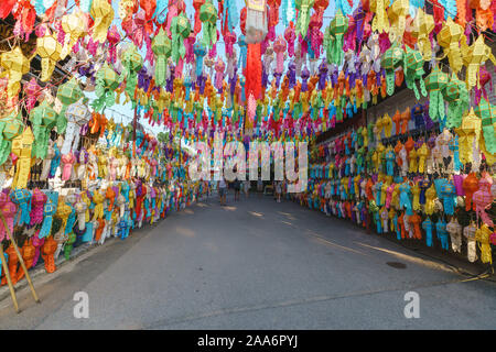 Bunte Laternen hängen auf den Straßen und in den Tempel während das Mondfest oder Loi Krathong Festival Stockfoto