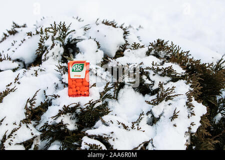 TIC TAC Spearmint/Orange mix verwendet den Mund zu aktualisieren, kühlen Atem und gibt einen angenehmen Geruch. TicTac Marke von kleinen, harten Minzen, die von Ferrero. Stockfoto