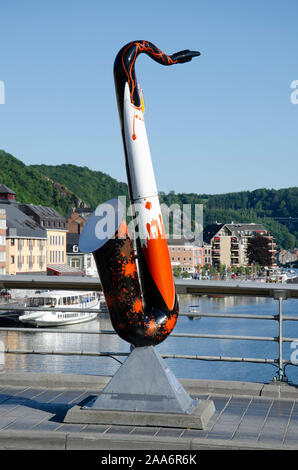 Saxophon Skulptur ziert die Brücke über die Maas, Pont Charles de Gaulle, Dinant, Belgien, Europa Stockfoto