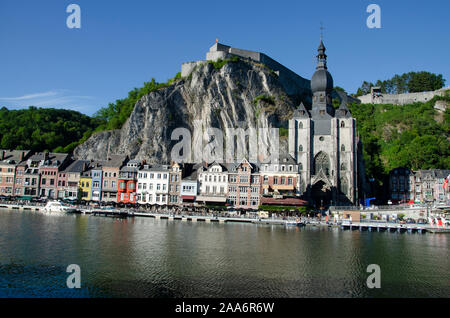 Touristische boote Kreuzfahrt entlang der Maas mit der Notre Dame und Zitadelle hinter, Dinant, Namur, Belgien, Europa Stockfoto