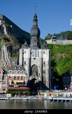 DINANT, Namur, Belgien, Europa, Juni 2019, Touristen mit Boote Kreuzfahrt entlang der Maas mit der Notre Dame und Zitadelle hinter Stockfoto