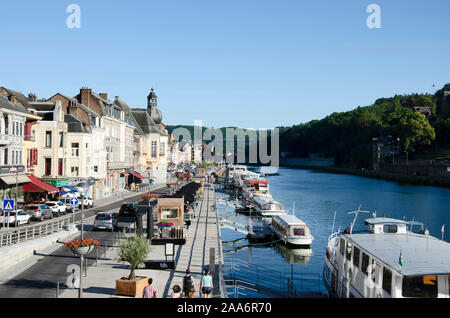 DINANT, Namur, Belgien, Europa, Juni 2019, Touristen mit Boote Kreuzfahrt entlang der Maas mit der Notre Dame und Zitadelle hinter Stockfoto