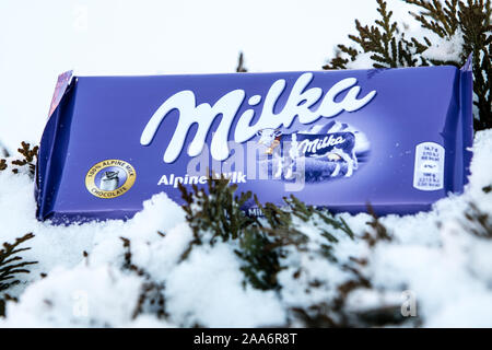 Eine Bar von Milka Mondelez Milch Alpenmilch Schokolade mit der lila Kuh, Winter, Schnee Stockfoto