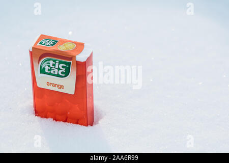 TIC TAC Spearmint/Orange mix verwendet den Mund zu aktualisieren, kühlen Atem und gibt einen angenehmen Geruch. TicTac Marke von kleinen, harten Minzen, die von Ferrero. Stockfoto