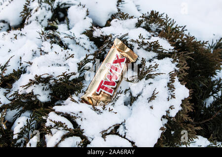 Twix Bar, Außen, Winter, Schnee im Hintergrund Stockfoto