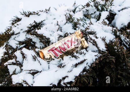 Twix Bar, Außen, Winter, Schnee im Hintergrund Stockfoto