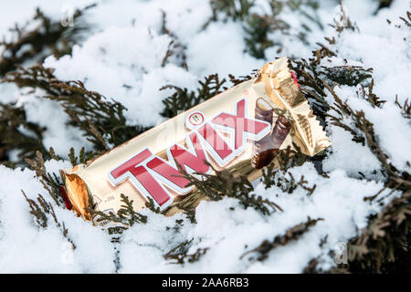 Twix Bar, Außen, Winter, Schnee im Hintergrund Stockfoto