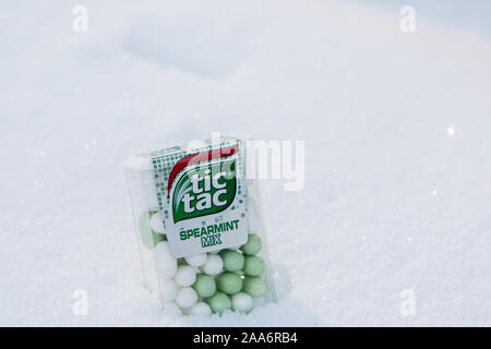 TIC TAC Spearmint/Orange mix verwendet den Mund zu aktualisieren, kühlen Atem und gibt einen angenehmen Geruch. TicTac Marke von kleinen, harten Minzen, die von Ferrero. Stockfoto