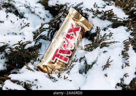 Twix Bar, Außen, Winter, Schnee im Hintergrund Stockfoto