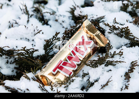 Twix Bar, Außen, Winter, Schnee im Hintergrund Stockfoto