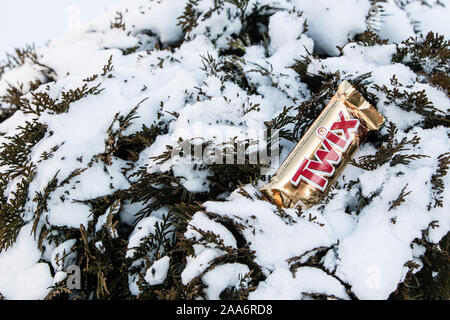 Twix Bar, Außen, Winter, Schnee im Hintergrund Stockfoto