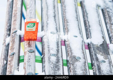 TIC TAC Spearmint/Orange mix verwendet den Mund zu aktualisieren, kühlen Atem und gibt einen angenehmen Geruch. TicTac Marke von kleinen, harten Minzen, die von Ferrero. Stockfoto