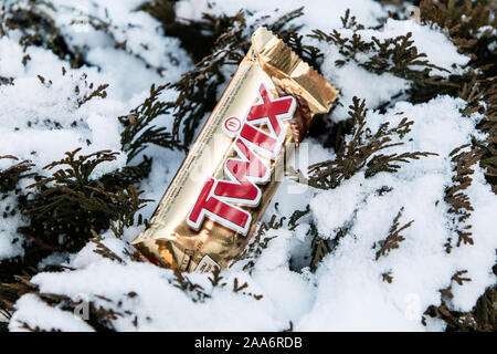 Twix Bar, Außen, Winter, Schnee im Hintergrund Stockfoto