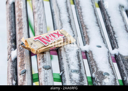 Twix Bar, Außen, Winter, Schnee im Hintergrund Stockfoto