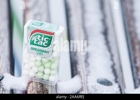 TIC TAC Spearmint/Orange mix verwendet den Mund zu aktualisieren, kühlen Atem und gibt einen angenehmen Geruch. TicTac Marke von kleinen, harten Minzen, die von Ferrero. Stockfoto