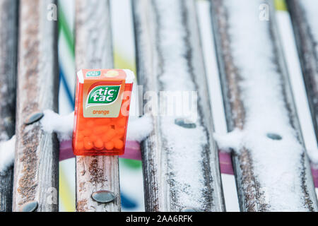 TIC TAC Spearmint/Orange mix verwendet den Mund zu aktualisieren, kühlen Atem und gibt einen angenehmen Geruch. TicTac Marke von kleinen, harten Minzen, die von Ferrero. Stockfoto