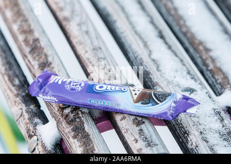 Milka und Oreo zwei Pralinen in einer Bar Stockfoto