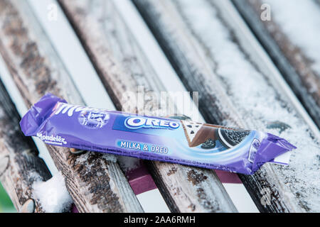 Milka und Oreo zwei Pralinen in einer Bar Stockfoto