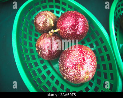 Frisches Passionsfrucht und Gemüse auf dem Bauernmarkt Stockfoto