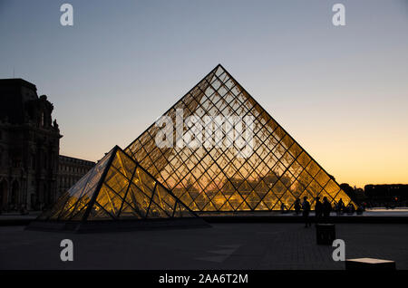 PARIS, Frankreich, Europa, Juli 2019, Touristische am Louvre bei Nacht Stockfoto