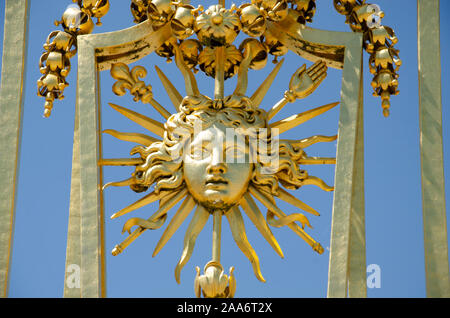 Details der Sonne Symbol in Golden äußere Zaun an der Fassade des Palastes, Versailles, Frankreich, Europa Stockfoto