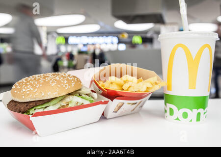 McDonald's Big Mac 100% reinem Rindfleisch mit erfrischenden Coca-Cola, große gelbe McDonald's M Zeichen, Logo in Schale Sandwich, Pommes frites Stockfoto