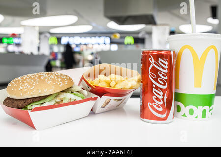 McDonald's Big Mac 100% reinem Rindfleisch mit erfrischenden Coca-Cola, große gelbe McDonald's M Zeichen, Logo in Schale Sandwich, Pommes frites Stockfoto