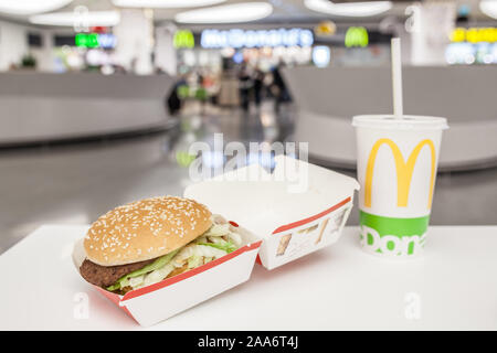 McDonald's Big Mac 100% reinem Rindfleisch mit erfrischenden Coca-Cola, große gelbe McDonald's M Zeichen, Logo in Schale Sandwich, Pommes frites Stockfoto