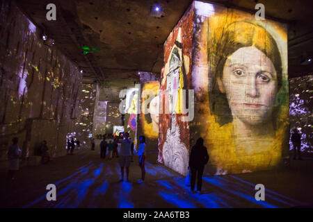 Die multimediale Präsentation Träger de Lumières Projekte Bilder in einem alten Steinbruch Bauxit in Les Baux Provence in Frankreich Stockfoto